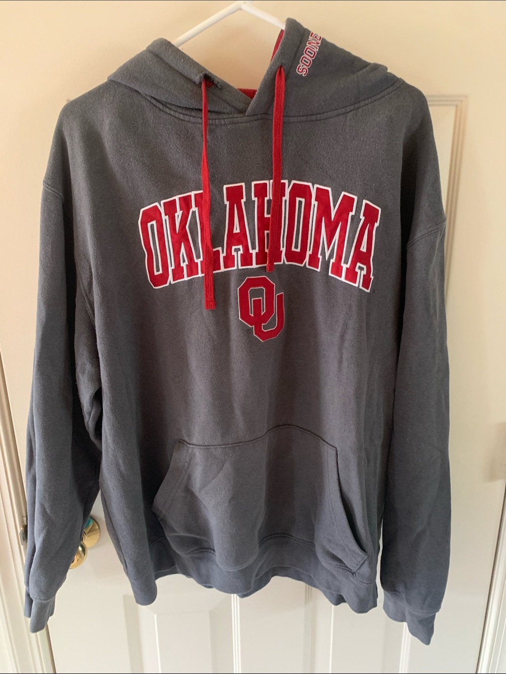 Colosseum Gray Oklahoma Red Logo Hoodie